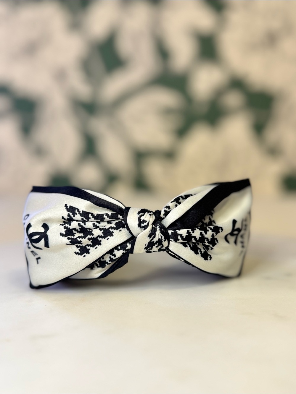 CHANEL Beaute Black & White Bow Headband NEW - Picture 2 of 6